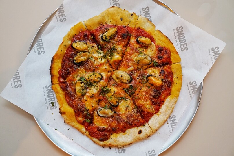 Garlic and Mussel Pizza