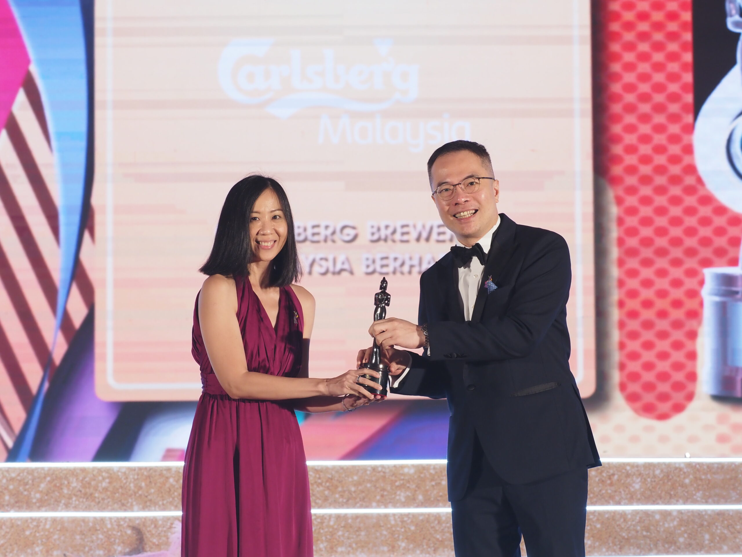 Carlsberg Malaysia Human Resource Director, Ms. Pauline Lim receiving the recognition for Best Companies to Work for in Asia 2022 from Dato William Ng.